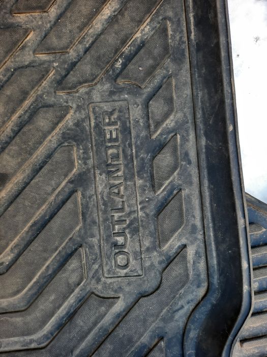 Продам резиновые коврики на митсубиши оутлендер в отличном состоянии