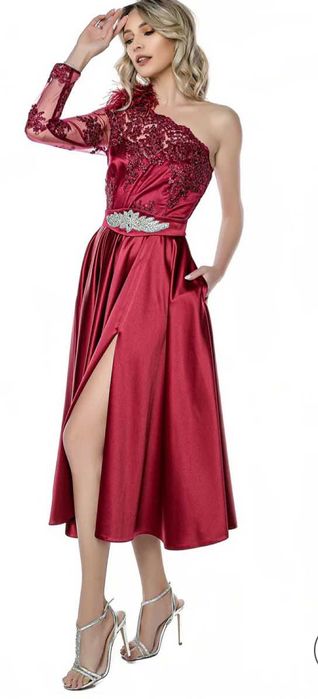 Rochie bordo ,nouă ,elegantă ,cu dantelă și pene pe umăr