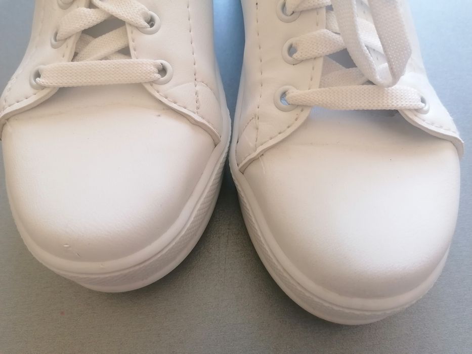 Кецове и сникърси момиче