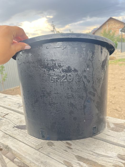 Пластиковые горшки для цветов и т.п. По 500 тг