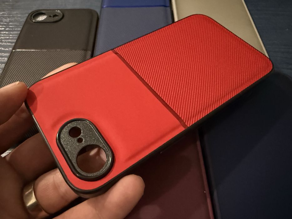 iPhone 16e различни гърбове