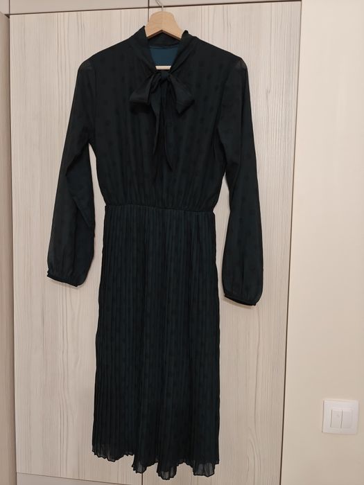 Тъмно зелена рокля на Черни точки