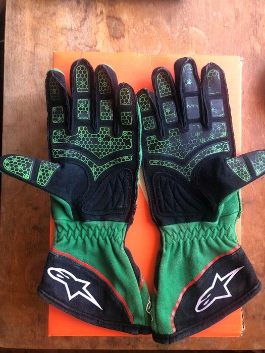 Карбонова каска Sparco и ръкавици за картинг