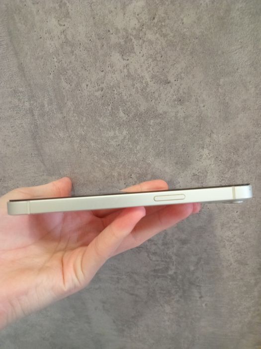 Продам белый Iphone 13