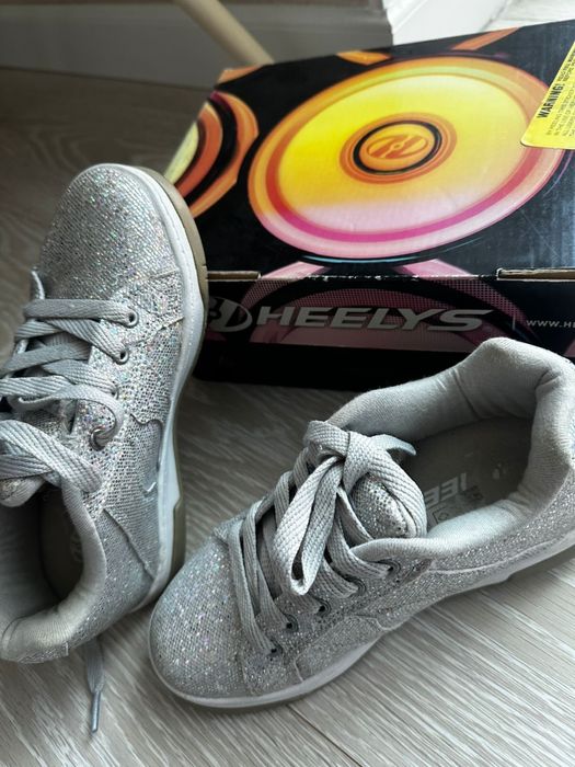 Продам кроссовки ролики Hellys