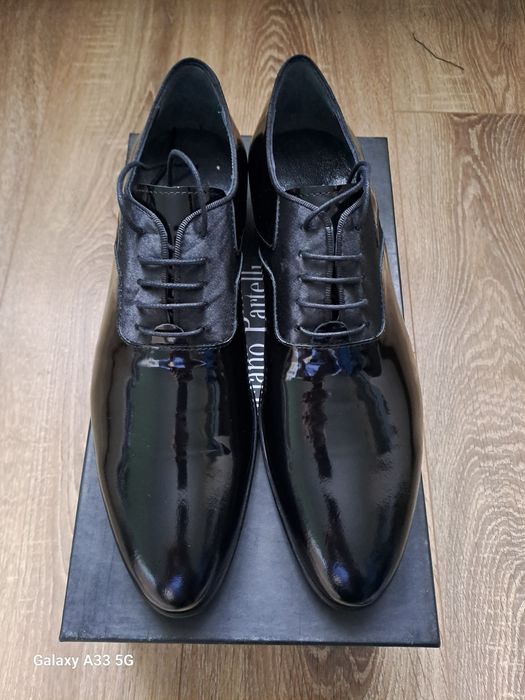 Vând pantofi noi din piele naturală lacuită pentru bărbați. 
Brand: Lu