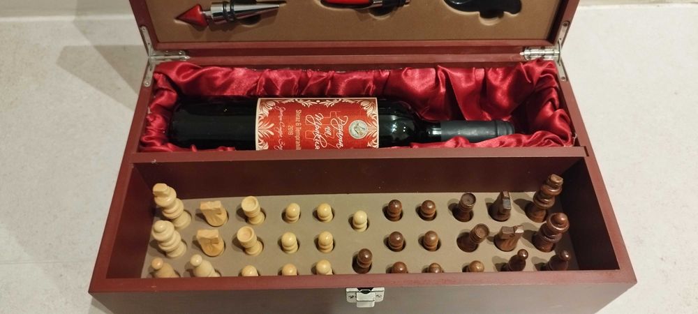 Шахматна кутия с дървени фигури и аксесоари за вино