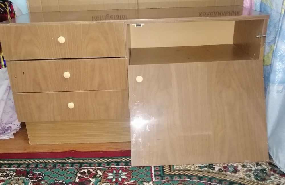 Kompyuter va dars qilish uchun stol. shkafcha oyna