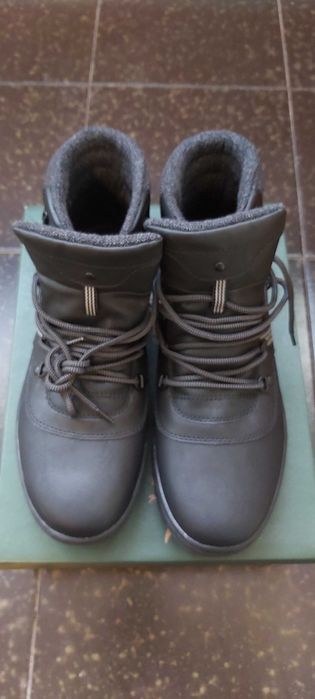 Продавам черни боти номер 45 нови