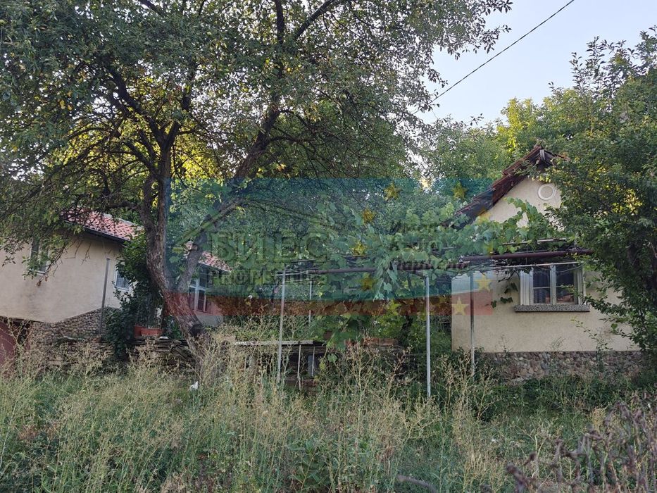 Къща и лятна кухня в с. Борнарево