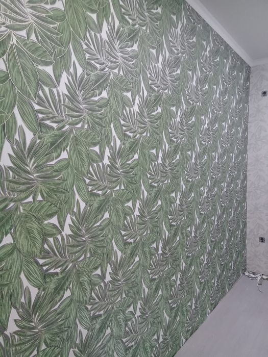 Профессионально клею обои.