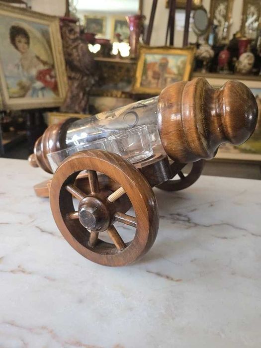 Sticla de Cognac în suport de lemn,in forma de tun..