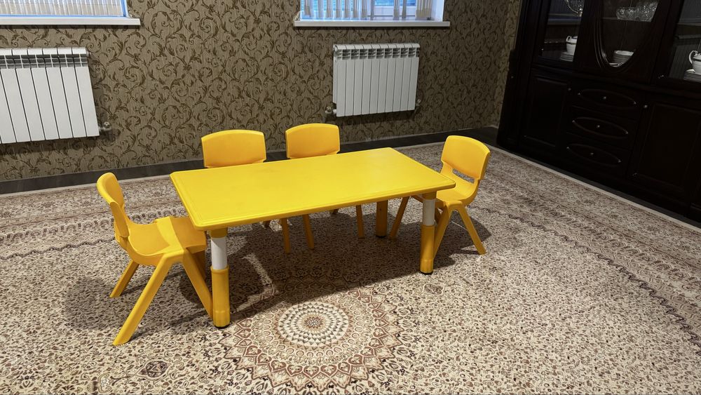 Продам стол и стулья детские