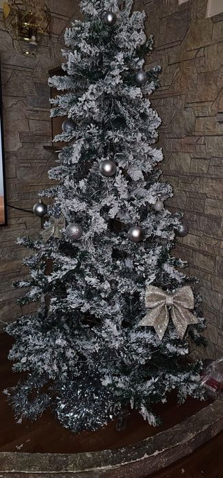 Продам елку 1,80см огоньки и шарики в подарок ,новая