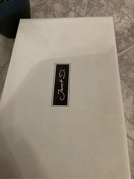 Чисто нови обувки от естествен велур