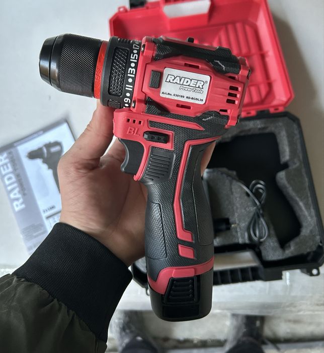 Акумулаторен винтоверт Raider Industrial с 2 батерии и куфар