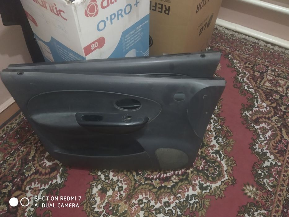 Обшивки передних дверей МАТИЗА с кнопками в сборе.Есть 2передние