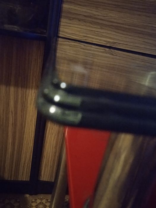 Стол из толстого тёмного стекла