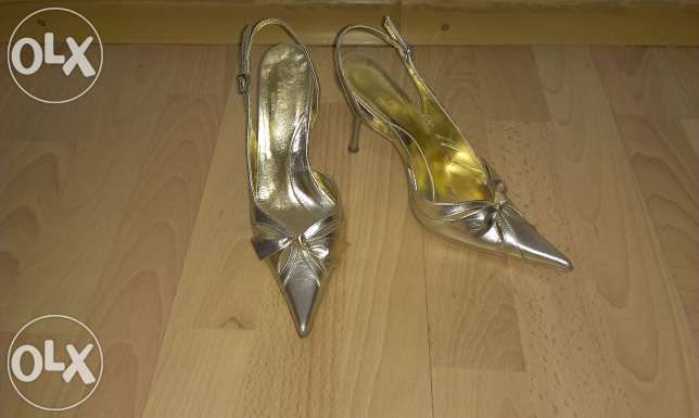 Pantofi decupati piele, eleganti, aurii.