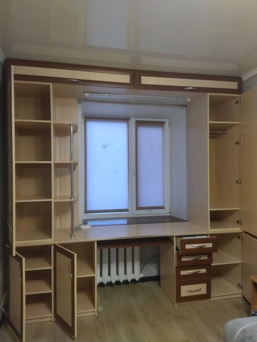 Большой, вместительный шкаф.