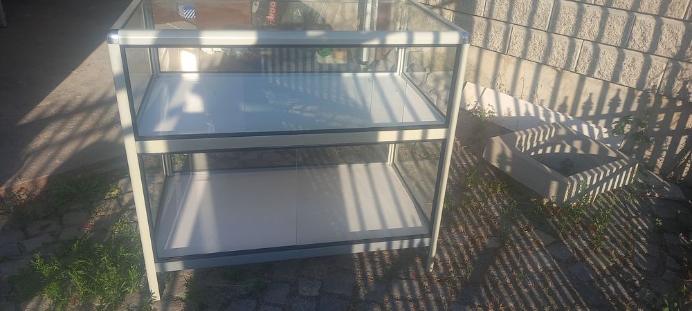 Продавам  охладителна витрина,светлина табела и др.неща.