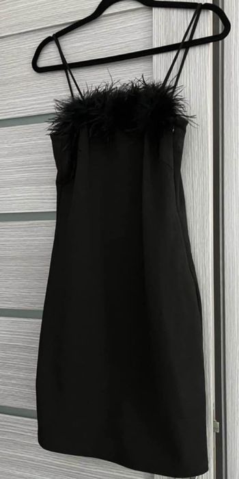 Rochie elegantă neagră cu pene, mărimea M