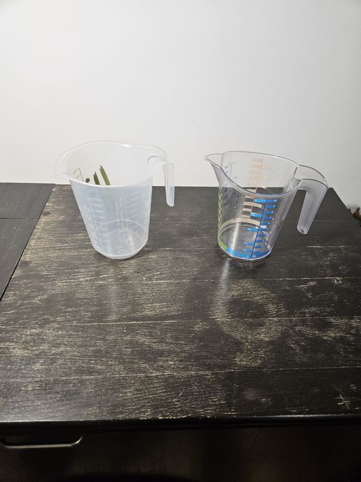 Пласмасови кани и три стъклени чаши