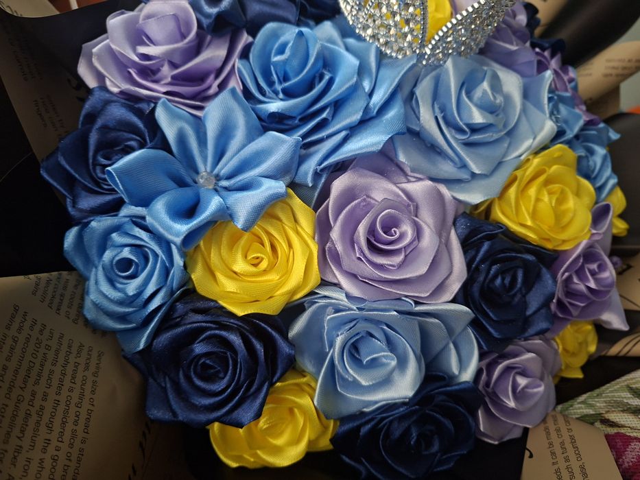 Buchet 31 flori din satin (27 trandafiri-4 plumeria)