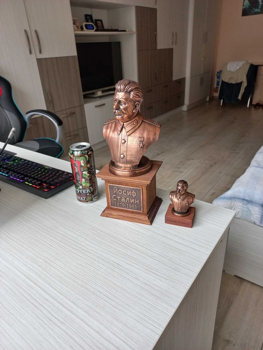 Бюстове на диктатори-Хитлер,Сталин