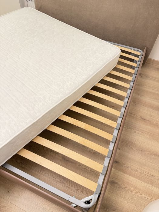 Кровать с матрасом 160*200