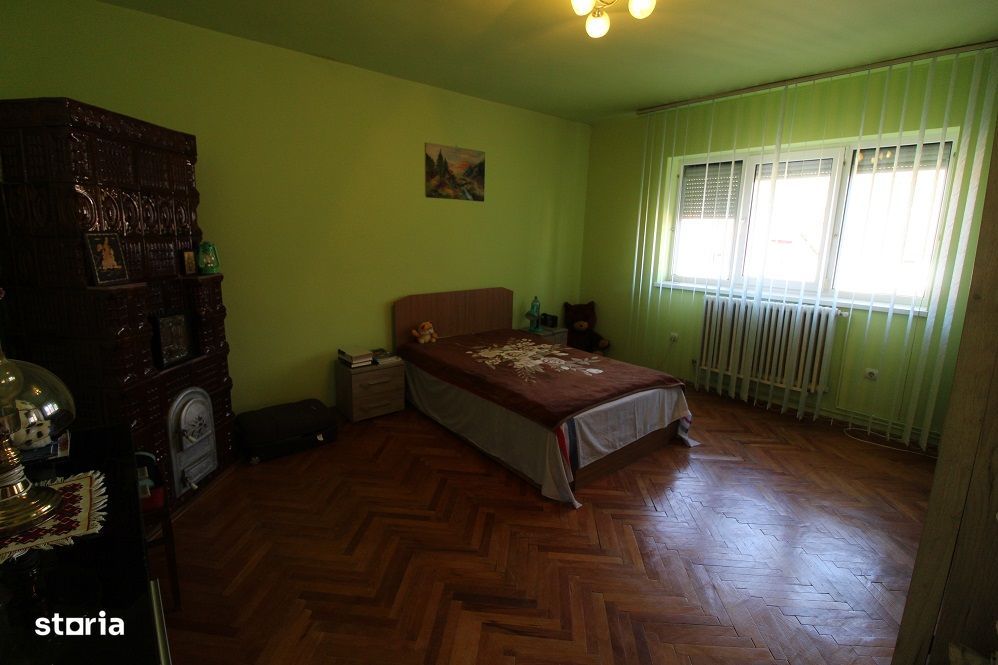 Vând casă P+E+Pod în Hațeg, teren 700 mp, garaj, filigorie...