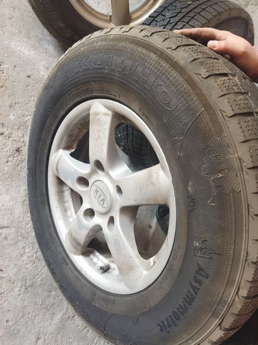 Продавам гуми за Мицобиши пажеро и Киа спортидж