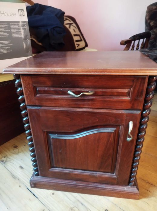 Продава се спалня с матраци и нощни шкафчета.