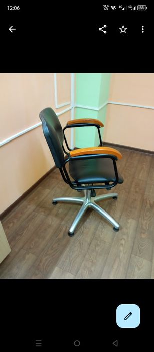 Продаём кресло парикмахерское и тумбу
