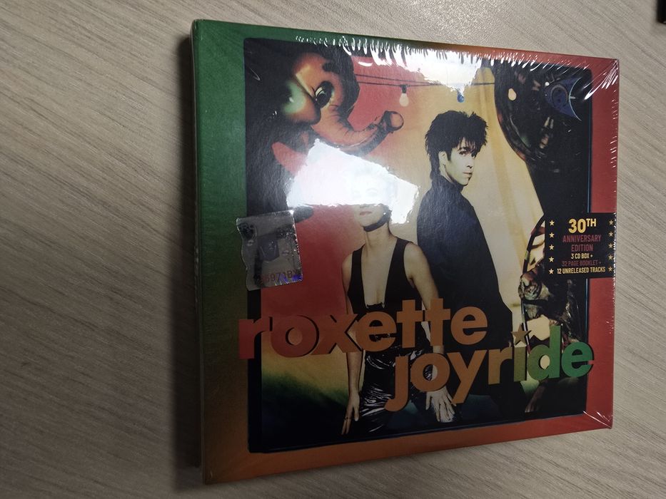Vând pachet de CD-uri cu muzica