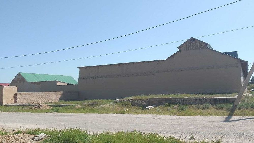 “Farxod savxozda hovli sotiladi.”