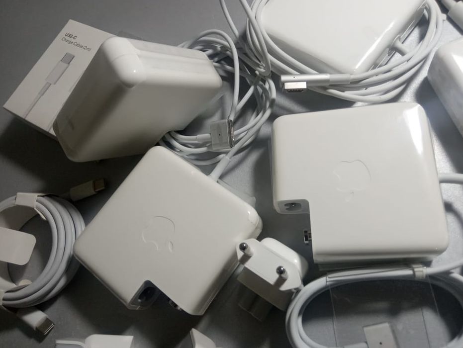 на MacBook 45W - зарядка, блок питания .