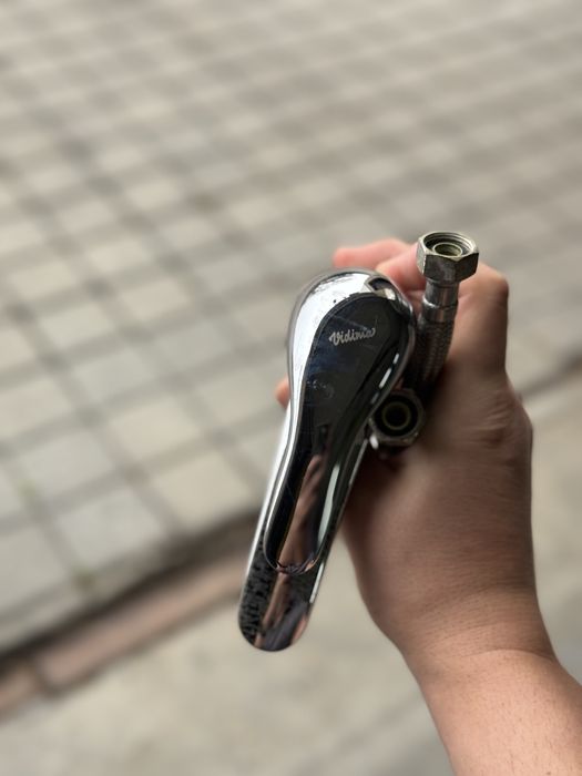 Душове за баня и смесители за мивки