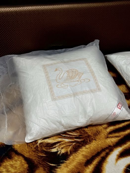 Подушка перьевая новая размер 70*70