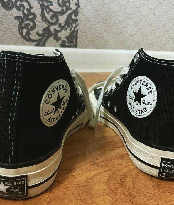 продаются новые конверсы