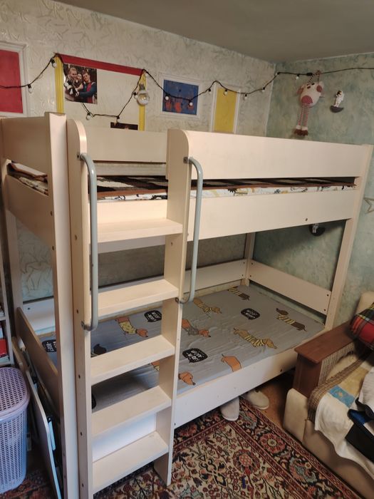 Продам двух ярусную кровать.