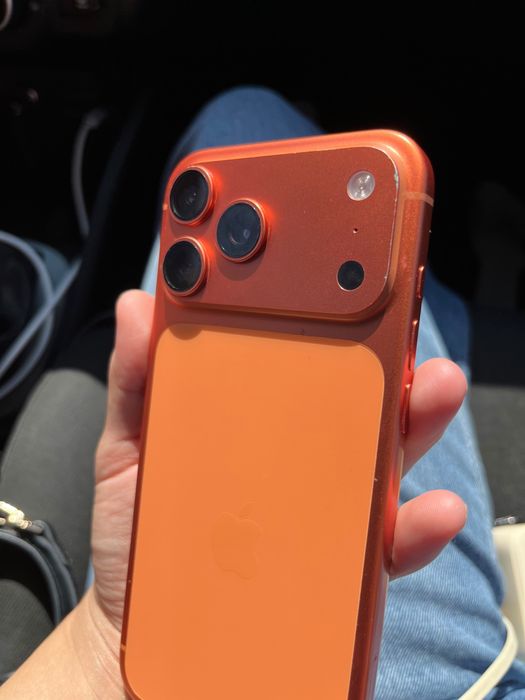 Продается IPhone 17 Pro Max 256гб в оражновом цвете