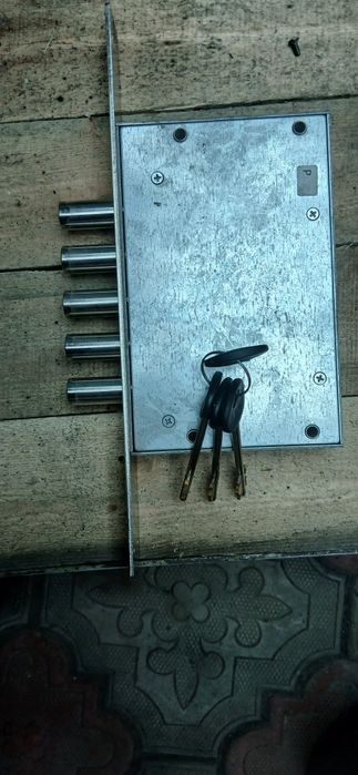 Замок дверной на выходнои дверь