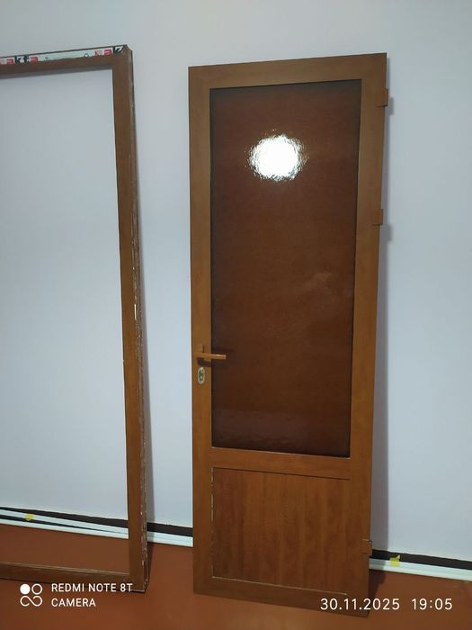 Алюминиевая дверь.