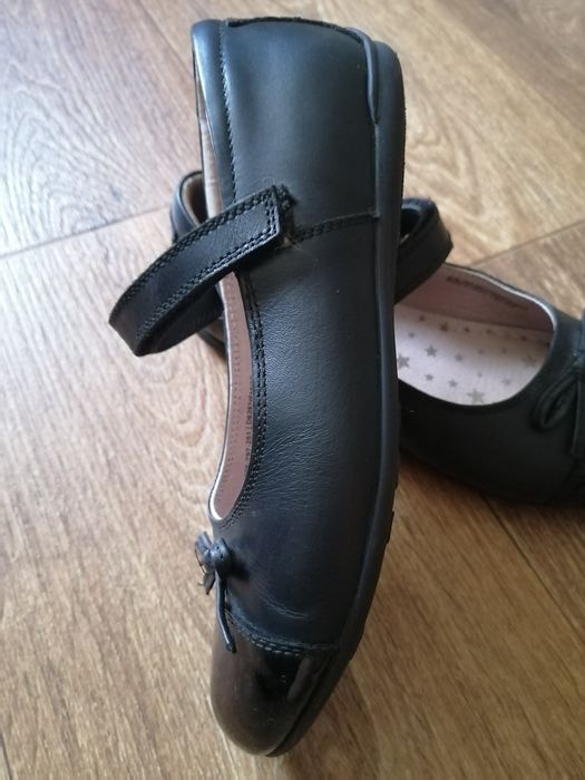 Продам кожаные туфли на девочку