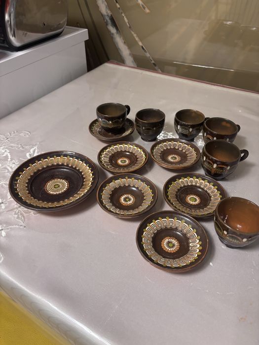 Set ceramica  6 cesti si 6 farfurii si inca una mai mare