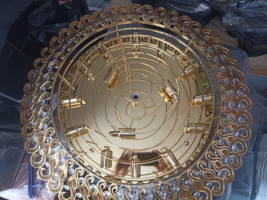 Продам потолочную люстру.