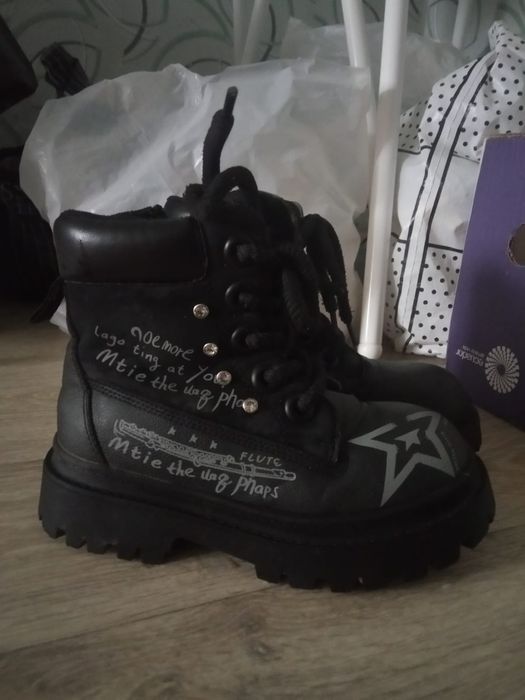 Продам стильные ботинки на девочку размер 34