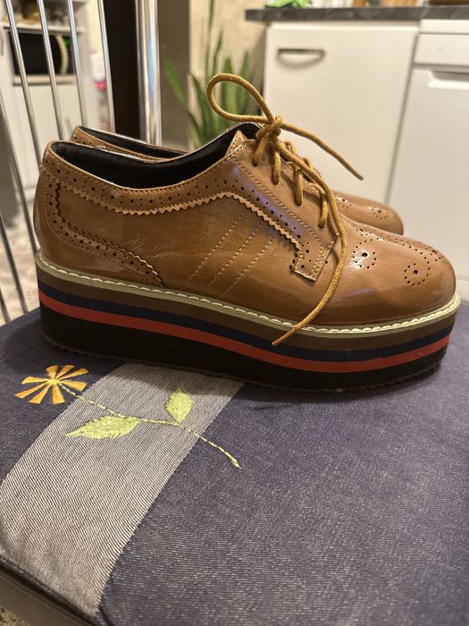 Pantofi cu talpa înaltă