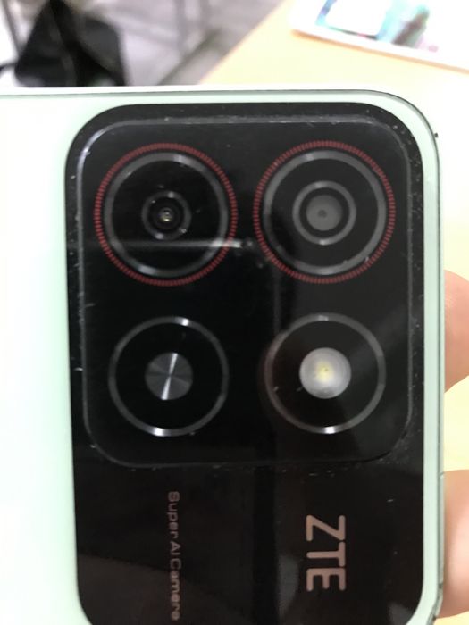 Продам телефон марки ZTE рабочий кроме экрана